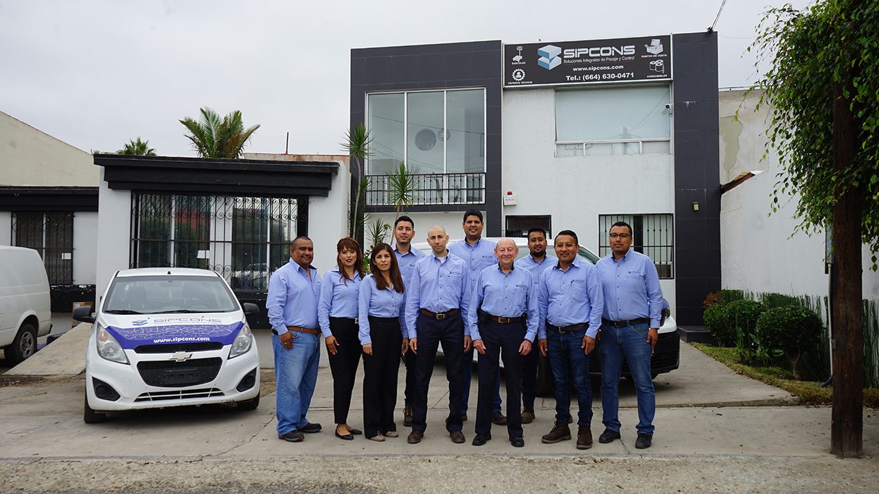 Equipo de SIPCONS frente a sus oficinas en Playas de Tijuana