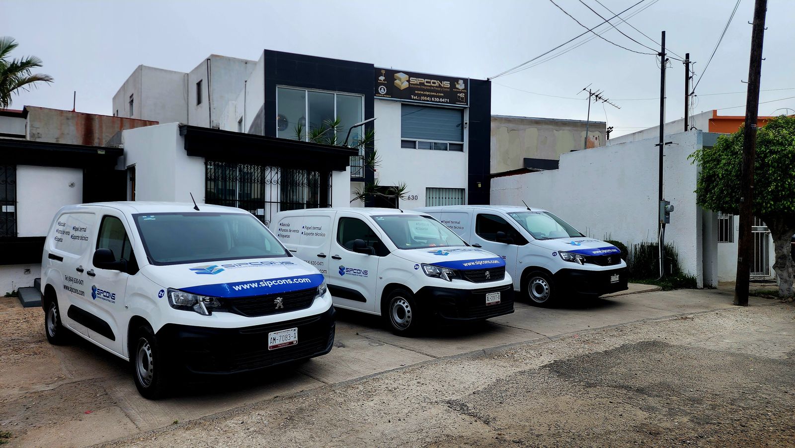 Flotilla de unidades de servicio de SIPCONS frente a la matriz en Playas de Tijuana