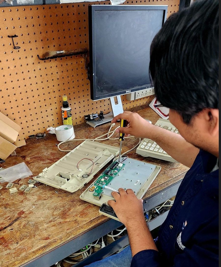 Técnico de SIPCONS reparando una báscula a nivel componente en el taller